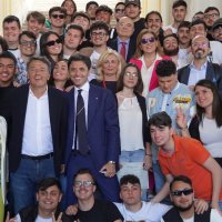 Ercolano - Matteo Renzi e il sindaco Buonajuto consegnano borse di studio agli studenti