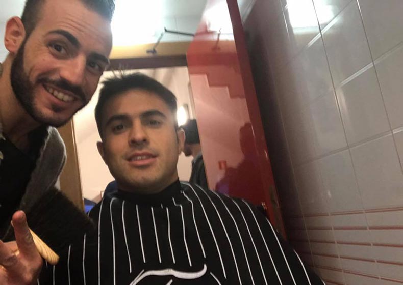 Paolo Forestiero a Milano taglia i capelli ai calciatori della Nazionale