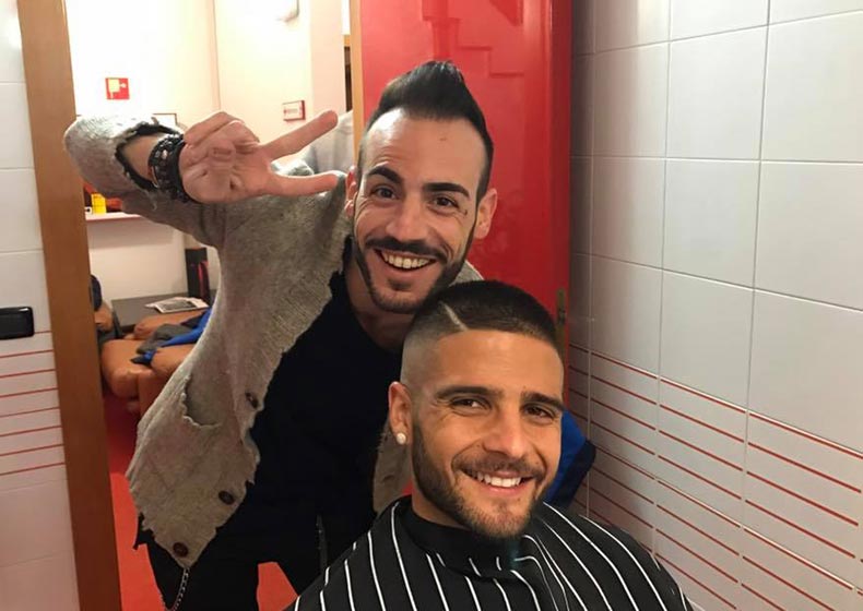 Paolo Forestiero a Milano taglia i capelli ai calciatori della Nazionale