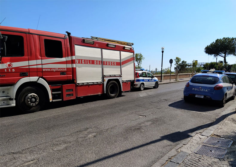 Incendio in via Gino Alfani: sterpaglie a fuoco sopra il trincerone ferroviario