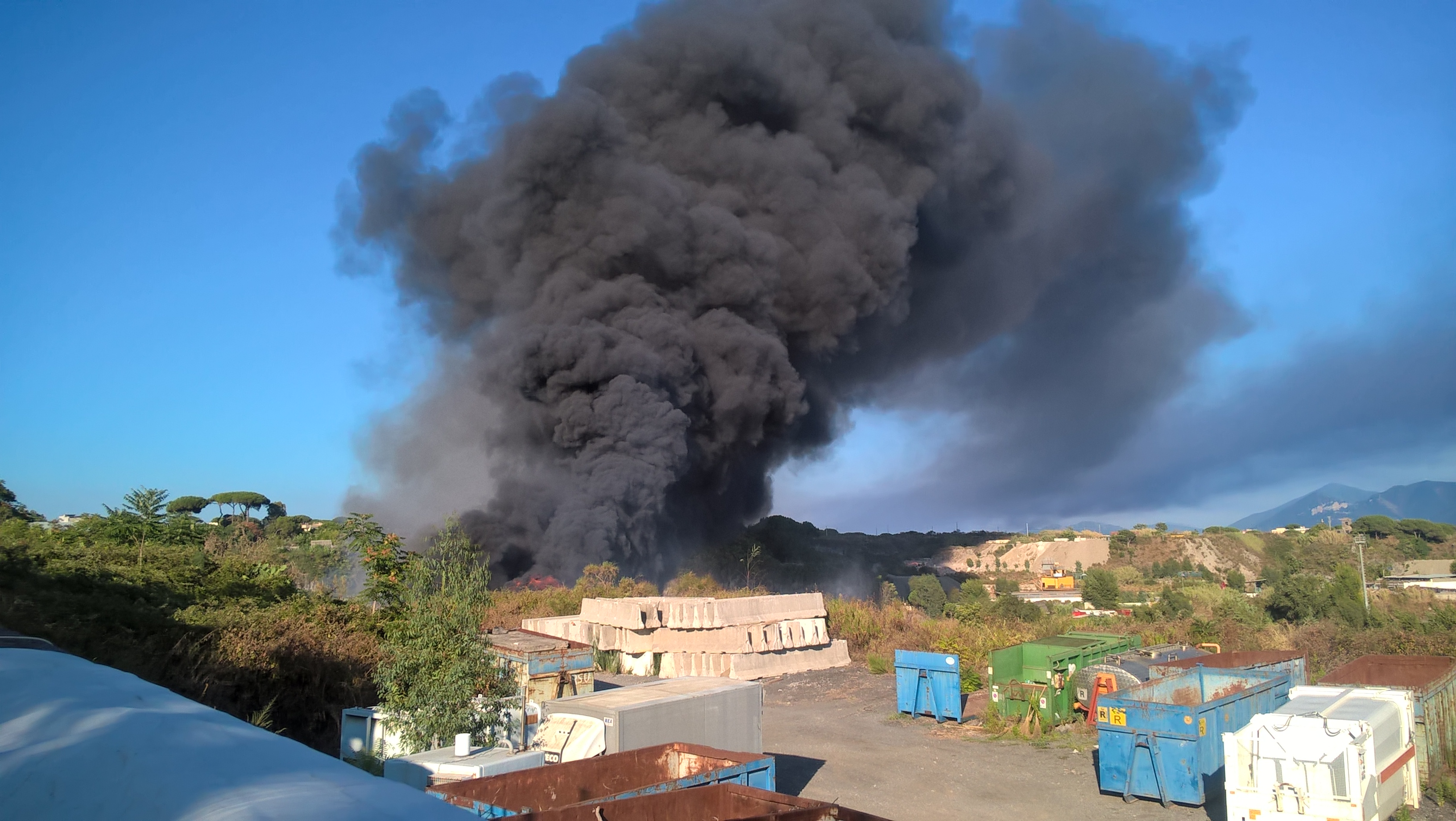 Incendio deposito auto F.lli Balsamo a Torre del Greco