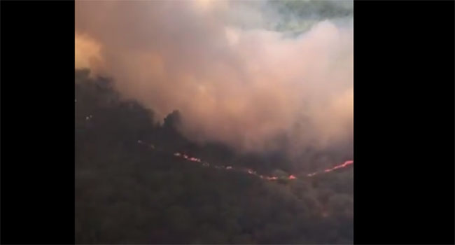 Vesuvio in fiamme, la catastrofe ripresa da un elicottero