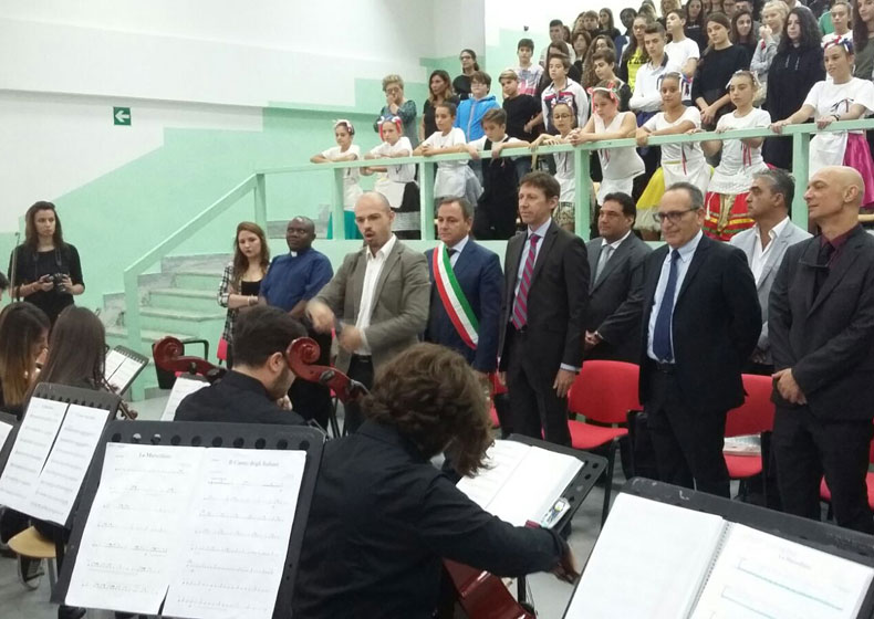 Console francese in visita al Pitagora-Croce, l'orchestra esegue l'inno d'Italia