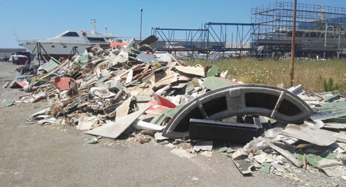 Discariche di rifiuti pericolosi in zona cantieri nautici a Torre Annunziata