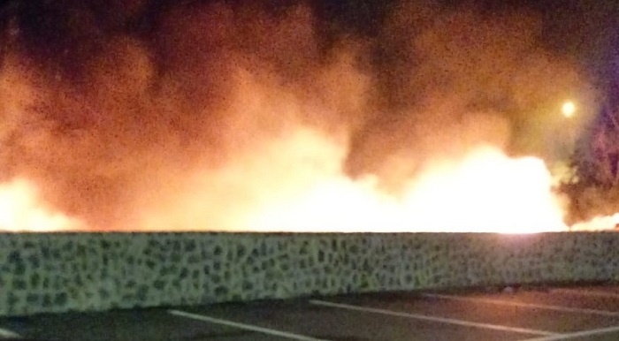 Incendio a Torre Annunziata all'inizio del Lungomare di Oplonti