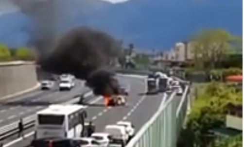 Auto in fiamme in autostrada tra Torre Annunziata Nord e Sud