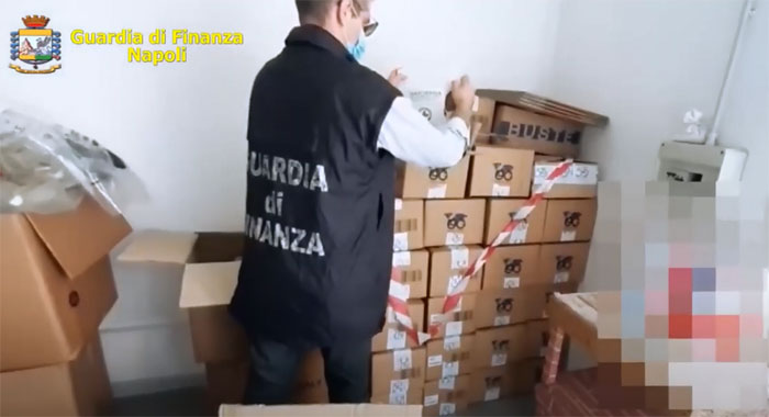 La Guardia di Finanza sequestra oltre 40mila mascherine nel Vesuviano