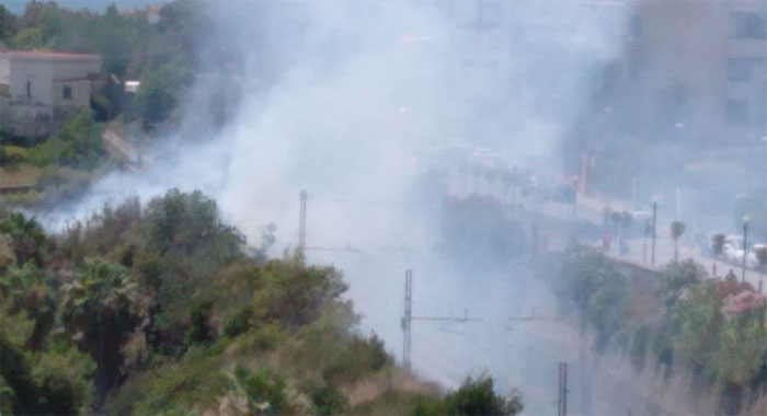 A fuoco le sterpaglie sul tratto ferroviario Napoli - Torre Annunziata