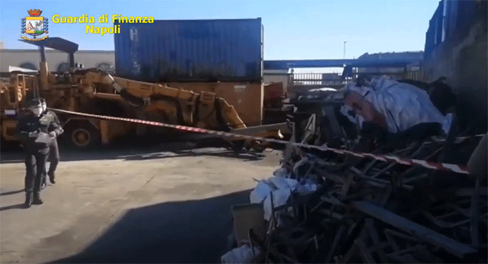 Napoli, Le Fiamme Gialle sequestrano 500 tonnellate di rifiuti speciali all'interno del porto