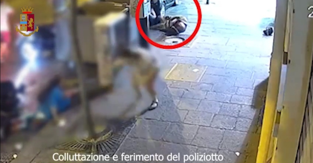 Poliziotto ferito a Napoli per bloccare rapinatore in fuga
