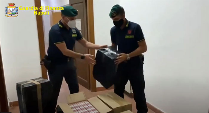 Torre Annunziata - Sequestrati 320 kg di sigarette di contrabbando: arrestato 63enne