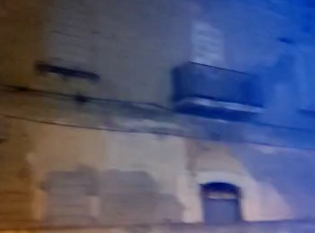 Crolla parte dell'ex Istituto Marconi a Torre Annunziata, l'edificio era fatiscente e abbandonato