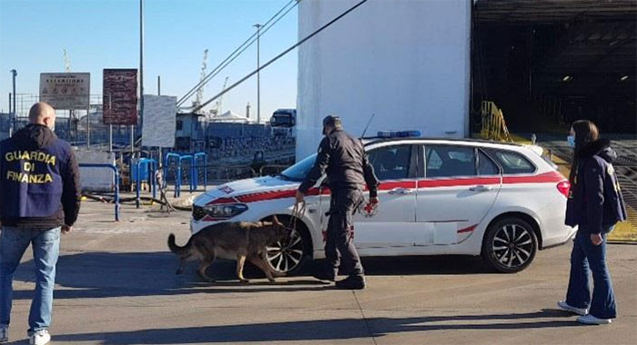 Auto medica sbarca a Palermo, nel cruscotto 30 grammi di droga