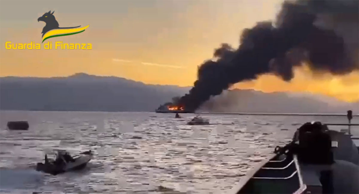 Nave della Grimaldi Lines a fuoco al largo delle coste della Grecia, le operazioni di salvataggio