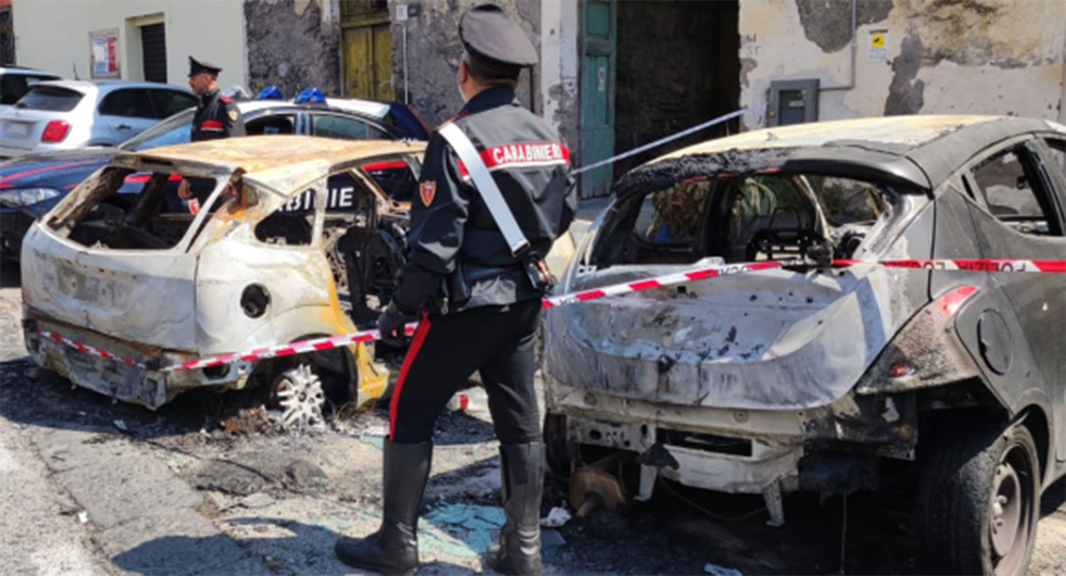 Incendia le auto in sosta senza motivo, un arresto a Torre del Greco