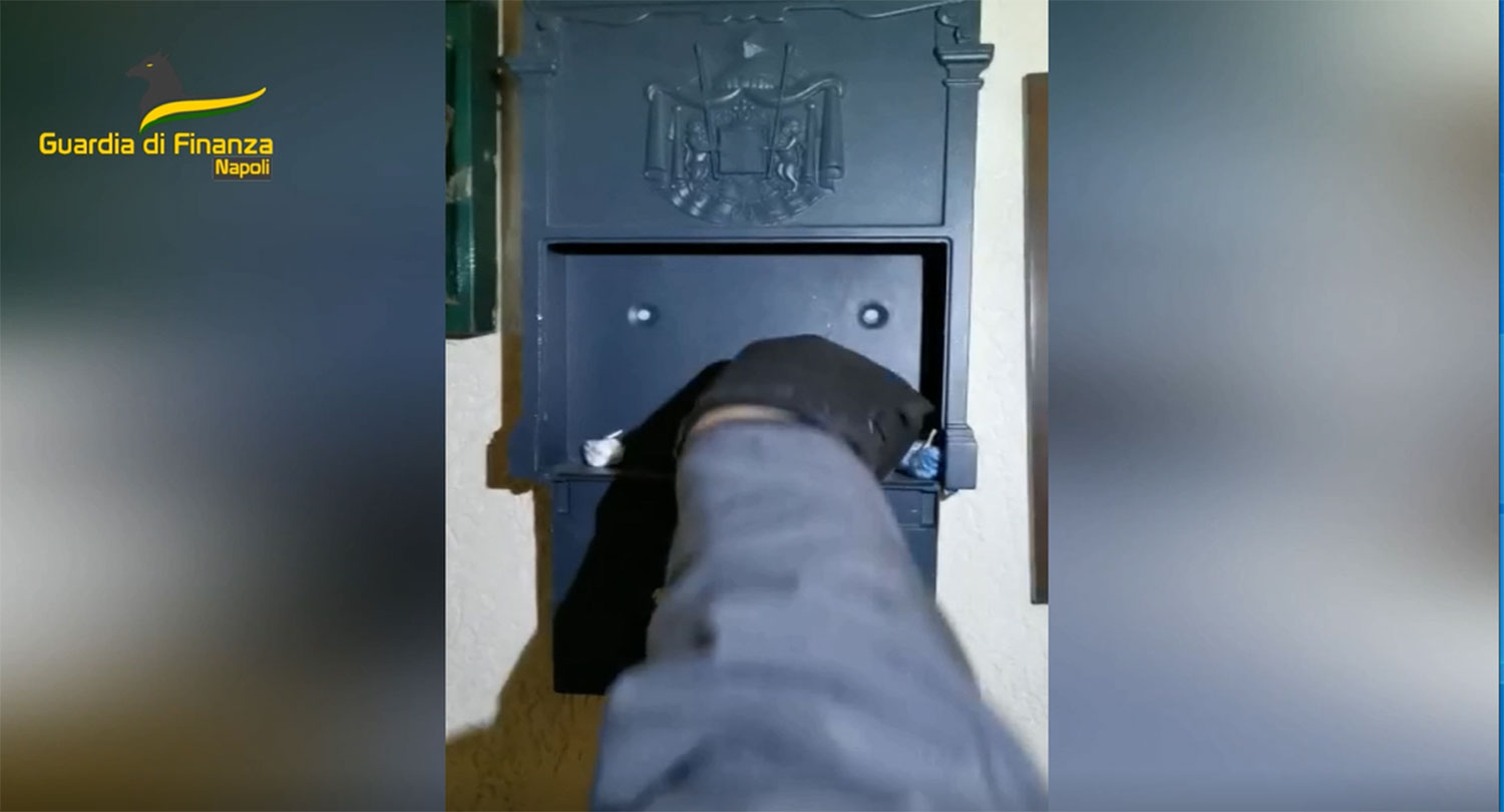 Droga e pistola sequestrate a Castellammare di Stabia