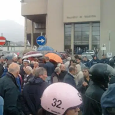 Torre del Greco. Deiulemar, risparmiatori protestano al Tribunale oplontino