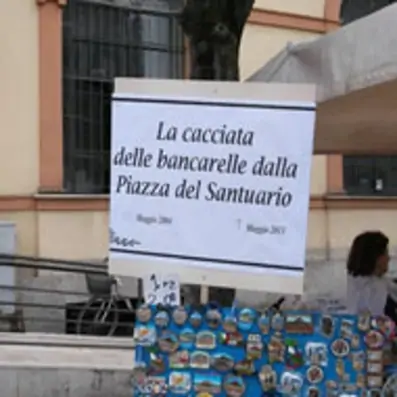 Pompei. Piazza Bartolo Longo, la clamorosa protesta dei «bancarellari»