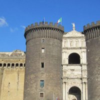 Napoli - Borse contraffatte, sequestro sulla passerella del Maschio Angioino