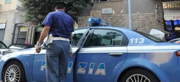 Napoli - Rapinano uomo del suo cellulare ma vengono bloccati da un poliziotto libero dal servizio
