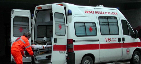 Pomigliano d'Arco (NA) - Autocisterna gpl si ribalta in strada, ferito conducente