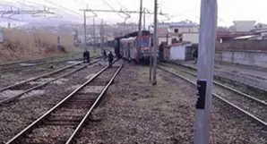 Bacoli (NA) - Deraglia treno della Cumana, nessun ferito