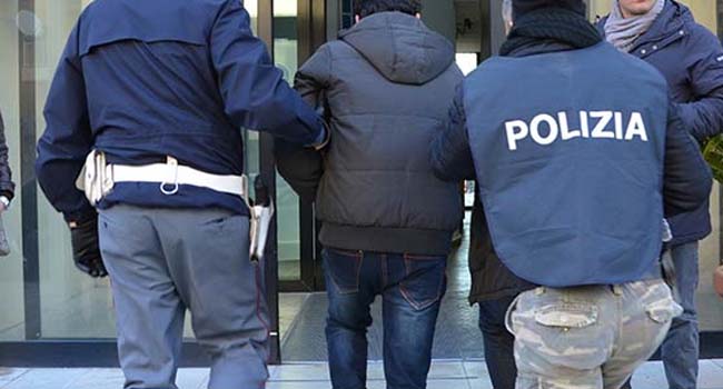 Castellammare di Stabia - Picchia in strada la moglie davanti al figlio, arrestato 41enne