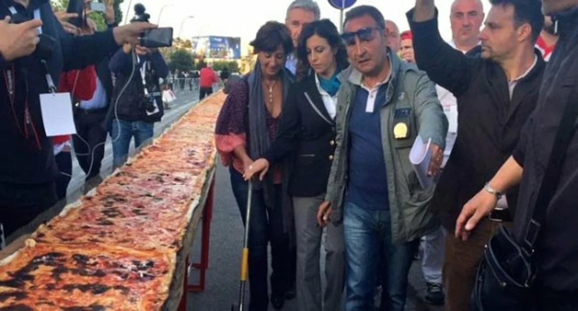 Napoli - La pizza più lunga del mondo entra nel Guinness dei primati