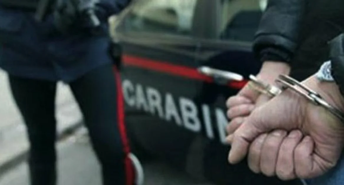 Qualiano (NA) - Sorvegliato speciale tenta furto in un negozio, arrestato dai carabinieri