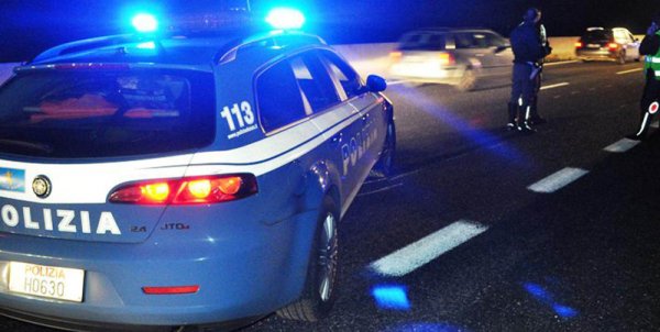 Salerno - Guida a zig-zag per la strada, fermata dai poliziotti: era ubriaca. Denunciata 24enne