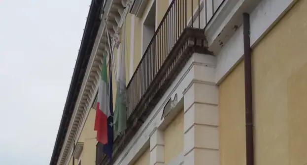Torre del Greco - Tragedia di Marcinelle, bandiere a mezz'asta su edifici comunali