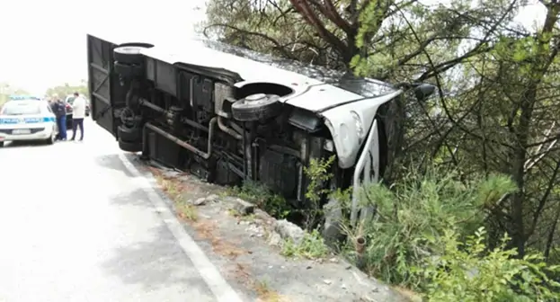 Bus con 35 turisti cinesi finisce fuori strada sul Vesuvio, nessun ferito