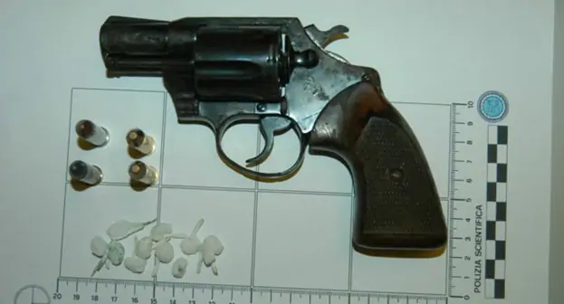 Acerra (NA) - Arma e droga in casa, arrestato 25enne