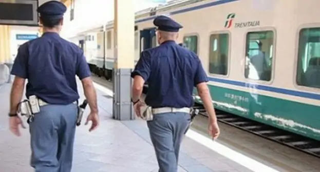 Napoli - Agenti Polfer in borghese arrestano due algerini che rubano zaino a viaggiatore