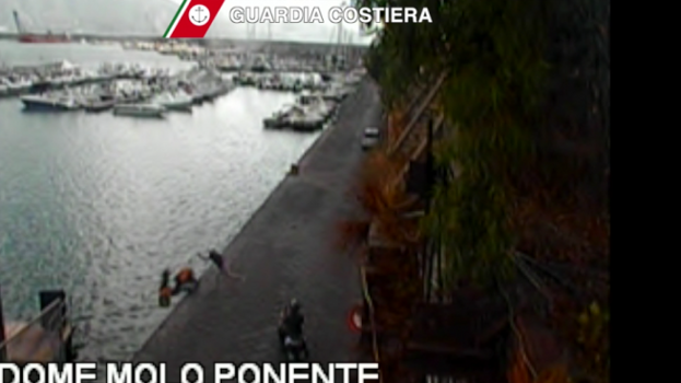 Torre Annnziata - Getta scooter nelle acque del porto, video incastrano 18enne