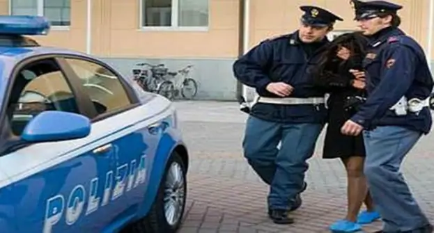 Napoli - Poliziotti arrestano scippatrice in via Foria