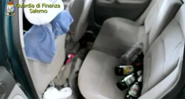 Eboli (SA) - Pirata della strada guida completamente ubriaco e si sente male: denunciato dai finanzieri