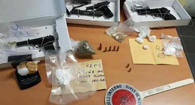Napoli - Armi e droga, due arresti a Scampia