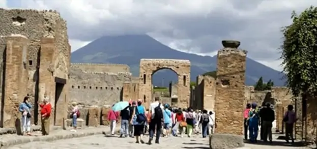 Pompei - Turista americano sorpreso a danneggiare marmo di una domus degli Scavi, denunciato