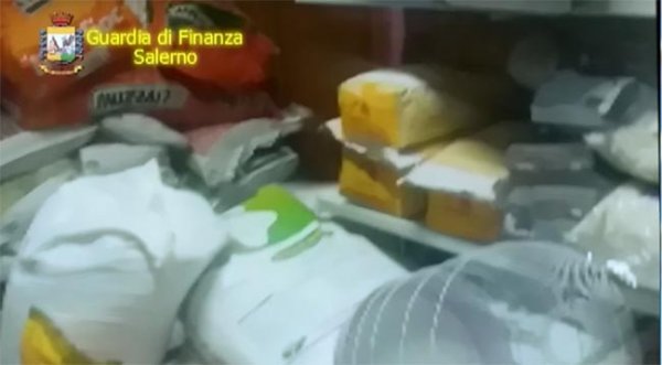 Salerno - GdF sequestra 7 tonnellate di mangimi per animali scaduti
