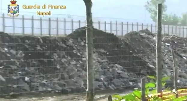 Sequestrata discarica abusiva a Santa Maria La Carità con 30 mila tonnellate di rifiuti