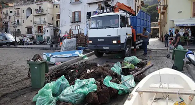 Sorrento - Raccolte 6 tonnellate di rifiuti nello specchio d'acqua di Marina Grande