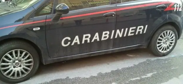 Ercolano - Gettano droga dall'auto alla vista dei carabinieri, arrestati due giovani