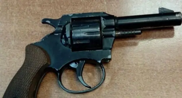 Napoli - Ordigno e pistola trovati a Forcella in un vano del contatore del gas