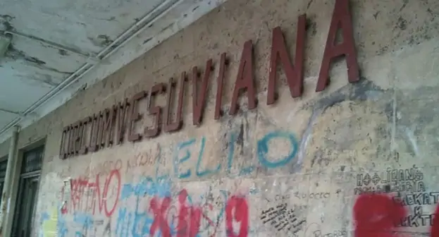Torre Annunziata - Studenti vandalizzano la Stazione Circumvesuviana
