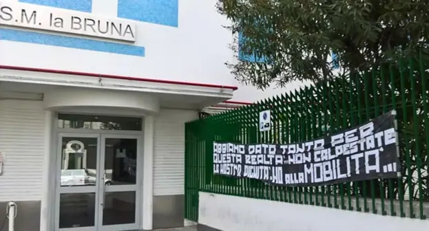 Torre del Greco - Clinica Santa Maria La Bruna, striscione dei dipendenti: «Non calpestate la nostra dignità»