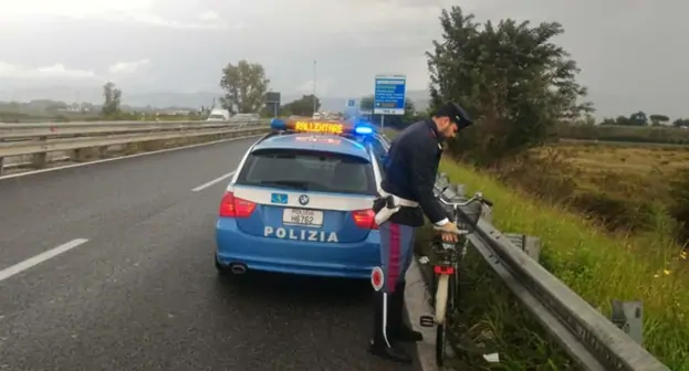 Napoli - Anziano in stato confusionale con la bici sull'Asse Mediano, salvato dalla Polizia