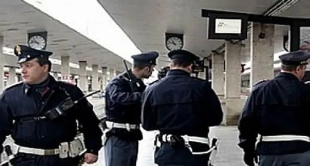 Salerno - Vuole salire sul treno senza biglietto e va in escandescenza: arrestato extracomunitario