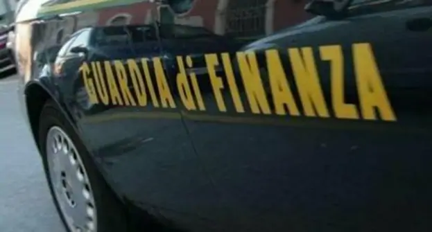 Napoli - GdF sequestra 1,7 kg di eroina e oltre 1,5 tonnellate di sigarette di contrabbando