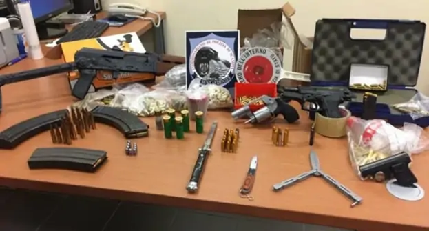 Napoli - Armi e munizioni in casa, arrestati padre e figlio